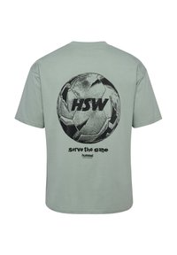 Hellgrünes T-Shirt mit kurzen Ärmeln, schwarzer Fußballgrafik, dem Schriftzug „HSW“ und „serve the game hummel sportswear“ auf der Rückseite.