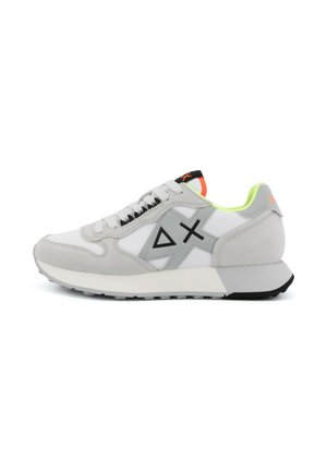 Sneaker grigio chiaro e bianco con logo geometrico nero, fodera giallo neon e dettaglio arancione sulla linguetta, vista di lato.