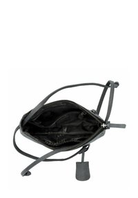 Schwarze handgenähte Lederhandtasche mit Reißverschluss, einem einzelnen Trageriemen und einem Innenraum mit mehreren Taschen sowie einem gemusterten Futter.