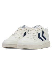 Weiße Sneakers mit navy Akzenten, glattem Lederobermaterial, perforierter Zehenbox, flachen Schnürsenkeln und einer Gummisohle mit strukturiertem Profil.
