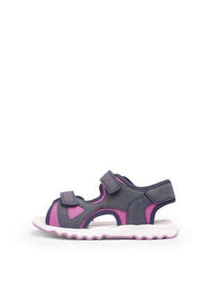 Sandalo per bambini grigio e rosa con fasce regolabili in velcro, punta rotonda e suola bianca texturizzata, caratterizzato da lati scavati e rifiniture zigzag.