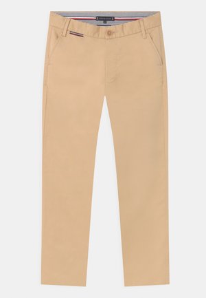 Beige bukser med fladt front, sidelommer, enkelt knaplukning, bæltestropper og en stribet taljebåndsforing.