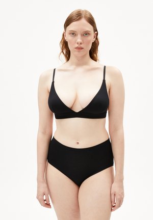 Bralette nera con spalline sottili e design a V profonda, abbinata a slip neri a vita alta. Tessuto morbido e liscio.