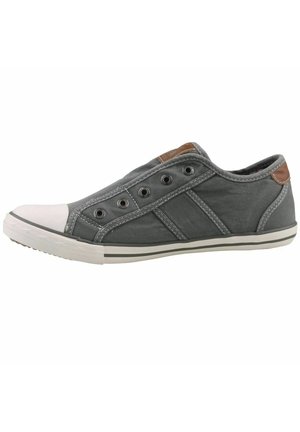 Graue Leinensneaker mit weißer Gummispitze, sechs Ösen und braunem Lederakzent an der Ferse. Mit weißer und grauer gestreifter Sohle.