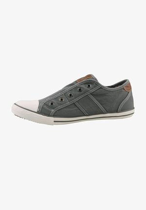 Graue Leinensneaker mit weißer Gummispitze, sechs Ösen und braunem Lederakzent an der Ferse. Mit weißer und grauer gestreifter Sohle.