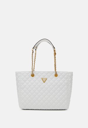 Borsa tote bianca trapuntata con manici a catena in tonalità oro e emblema del logo. Presenta una forma strutturata e una texture liscia con cuciture dettagliate.