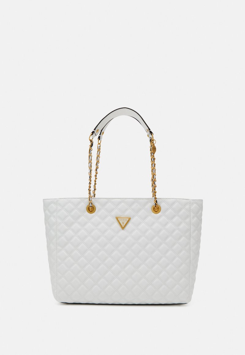 Hvid quiltet tote bag med guldfarvede kædehåndtag og logoemblem. Har en struktureret form og glat tekstur med detaljeret syning.