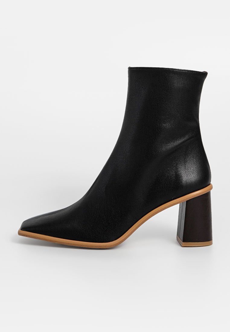 ALOHAS Enkellaarsjes met hoge hak zwart ALOHAS Enkellaarsjes met hoge hak zwart