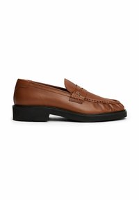 Brązowe skórzane półbuty z okrągłym noskiem, dekoracyjnym przeszyciem i niską czarną gumową podeszwą. Gładka tekstura z designem typu slip-on.
