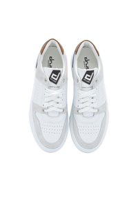 Sneakers bianchi con dettagli in suede grigio, particolari perforati e lacci bianchi. Presentano un'etichetta con il logo nero sulla linguetta. Fabbricati in Italia.