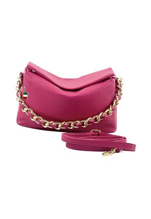Rosa Lederhandtasche mit einer goldenen Kettenriemen, die ein einzigartiges gefaltetes Design und einen verstellbaren pinken Schulterriemen aufweist.