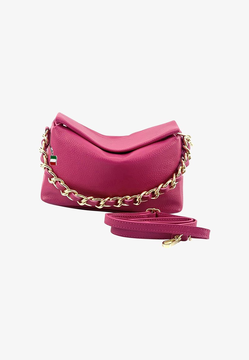 Rosa Lederhandtasche mit einer goldenen Kettenriemen, die ein einzigartiges gefaltetes Design und einen verstellbaren pinken Schulterriemen aufweist.