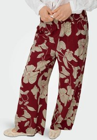 Hlačne širokih nogavic iz maroon tkanine, ki imajo kremno cvetlično šablono. Elastičen pas s vrvico, lahek in teksturiran material.
