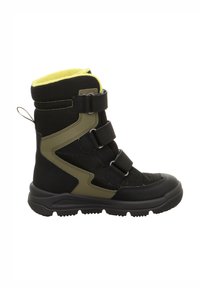 Schwarze und olivgrüne Stiefel mit drei verstellbaren Riemen, einer strukturierten Zehenpartie, einem gelben Fleecefutter und einer Gummisohle für besseren Halt.