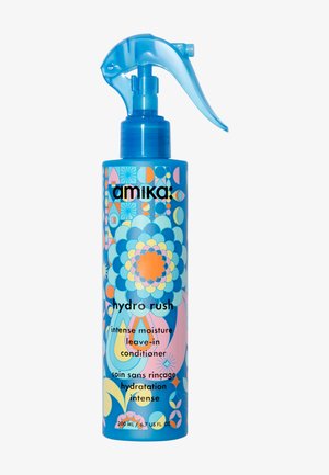 Après-shampooing sans rinçage Amika Hydro Rush dans un flacon pulvérisateur bleu vif avec des motifs géométriques colorés et une buse à gâchette. 200 mL.