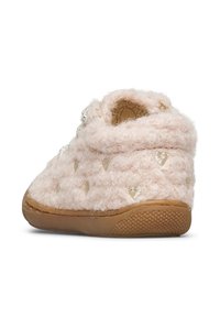 Chausson en laine rose avec une surface texturée et des motifs de cœurs dorés. Il dispose d'un revêtement doux et d'une semelle en caoutchouc pour une meilleure adhérence.