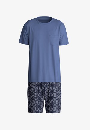 Chemise bleue à manches courtes avec une poche poitrine, assortie à un short à motifs présentant un design en tourbillon dans des tons marine, rouge et blanc.