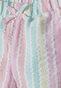 Randiga tygshorts i pastellfärger som rosa, blå, grön och gul med en texturerad yta och dragsko i midjan.