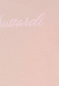 T-shirt in cotone rosa con logo ricamato tono su tono. Collo rotondo, texture morbida, tessuto liscio e silhouette aderente.