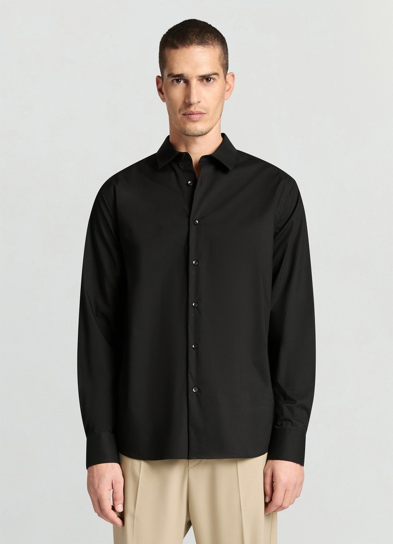 Schwarzes Hemd mit Knöpfen aus glattem Stoff. Verfügt über einen klassischen Kragen, lange Ärmel und vordere Knöpfe. Hat eine reguläre Passform.