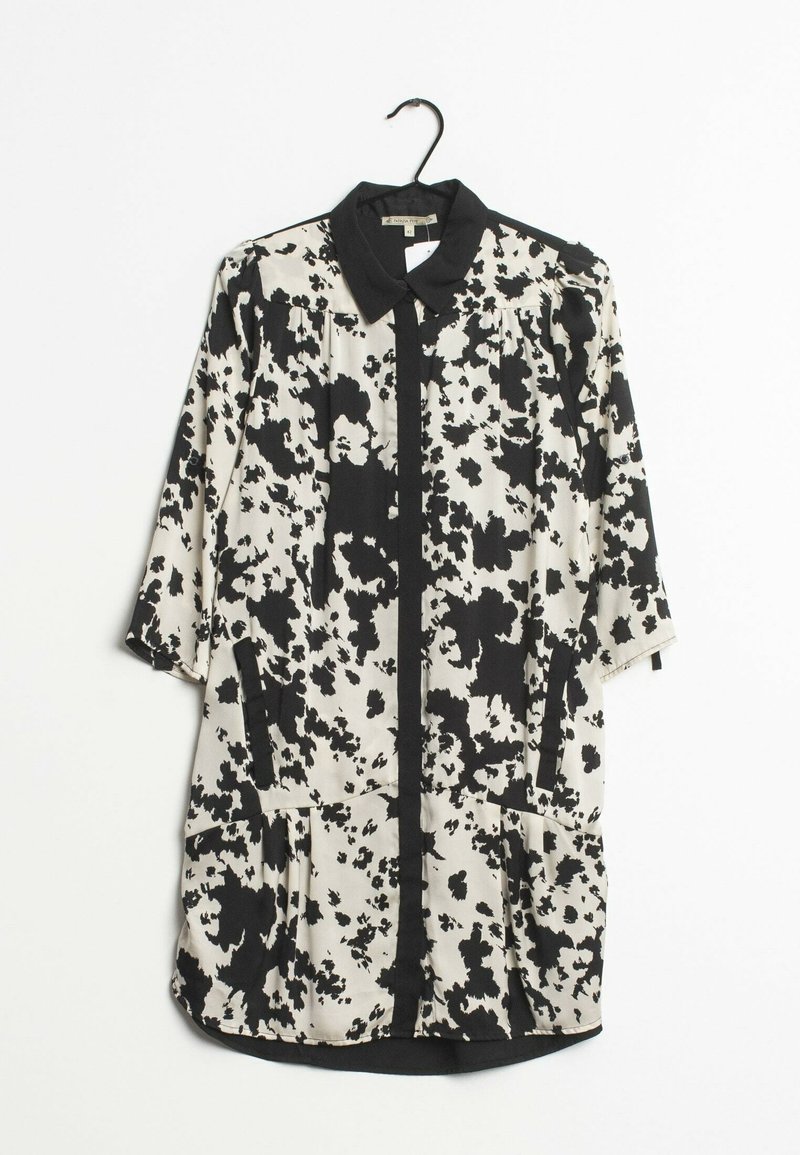 Sort-hvid mønstret skjorte med krave, 3/4-ærmer og forlommer. Glat stof med løs pasform og rundet kant.