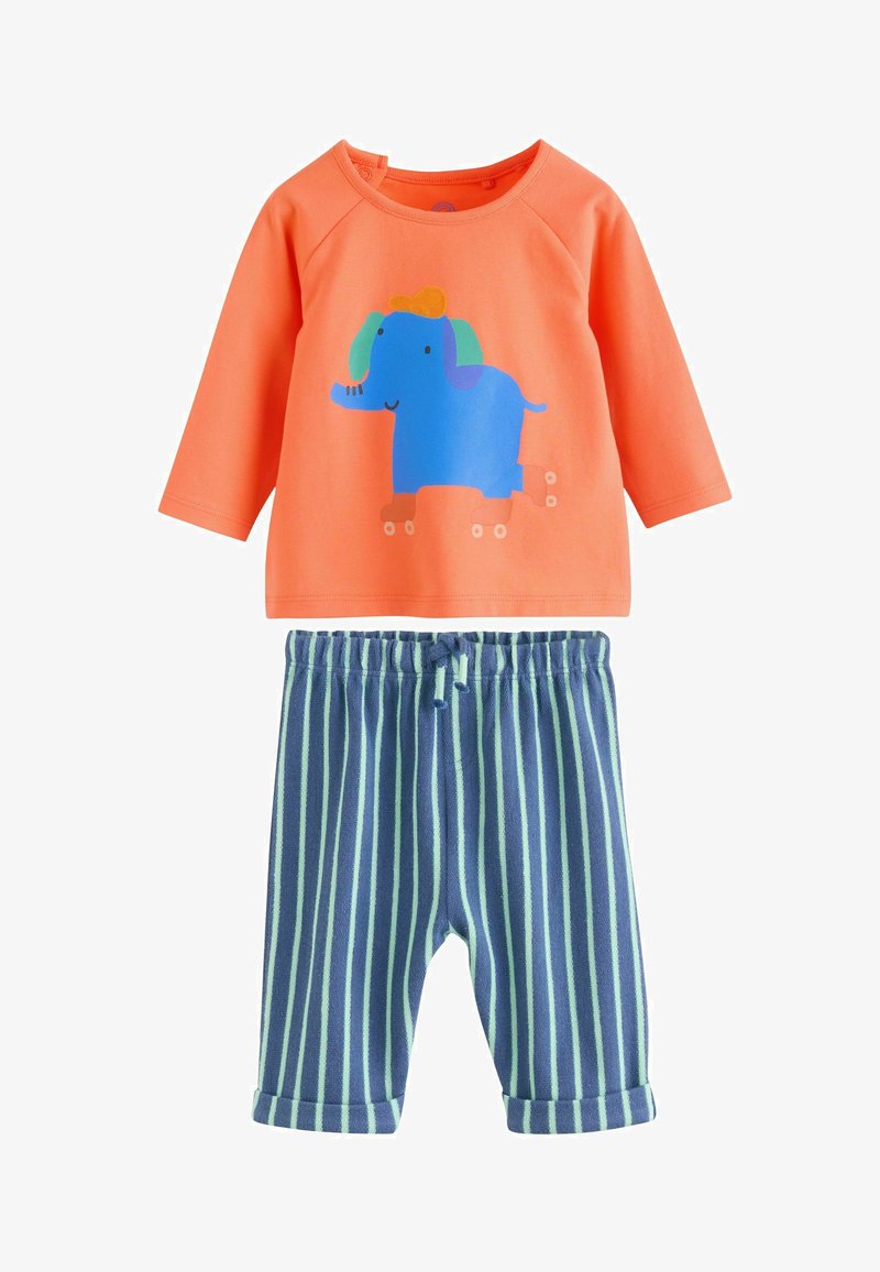 T-shirt orange à manches longues pour tout-petit avec un éléphant bleu sur des rollers, associé à un pantalon rayé bleu et vert avec une taille à cordon.
