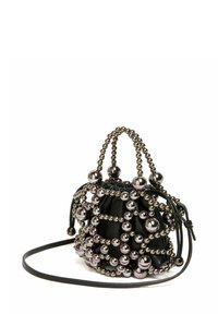 Borsa a sacchetto nera con parte superiore arricciata, impreziosita da lucenti perline metalliche. Presenta due manici di perline e una tracolla rimovibile.