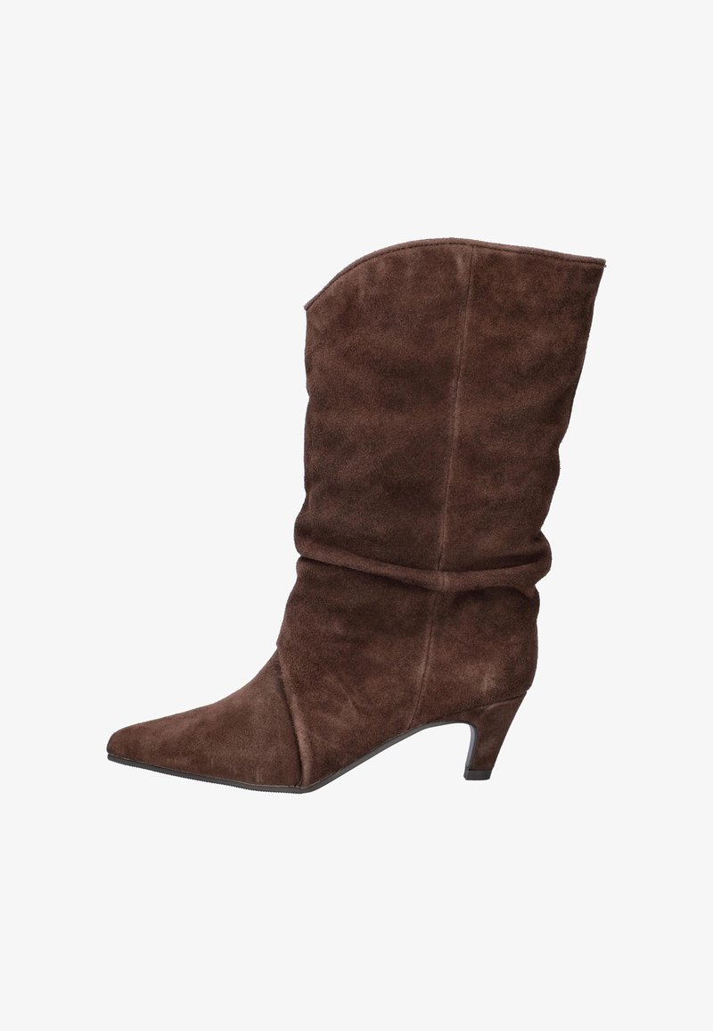 Bruine suède dameslaars tot halverwege de kuit met een puntige neus en een lage kittenhak, lichtgezakte schacht.
