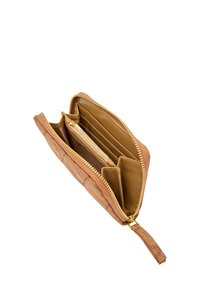 Skórzany portfel w kolorze brązowym z teksturowanym wykończeniem, złotym zamkiem błyskawicznym oraz wieloma przegródkami, w tym sekcją na zamek i miejscami na karty w środku.