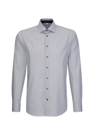 Jasnoszara koszula z długim rękawem z delikatnym wzorem w kratę, zapinana na guziki z ostrym kołnierzykiem.