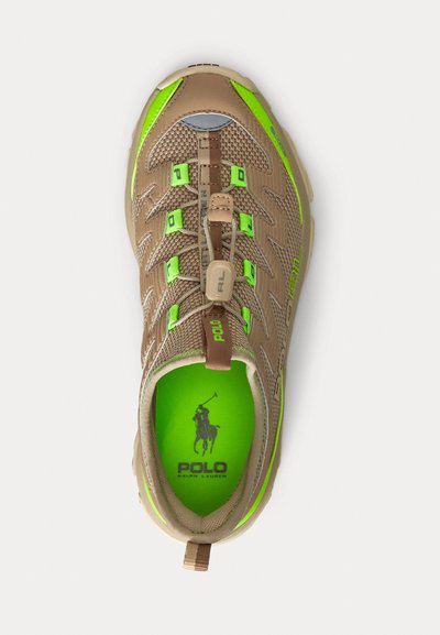 Scarpa sportiva marrone con dettagli verde lime, texture in rete, particolari riflettenti e una linguetta. Presenta una soletta brandizzata con stampa del logo.