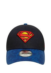Schwarze Baseballkappe mit verstellbarem Band, vorne mit einem hervorgehobenen roten und gelben Superman-Logo. Blau gemusterter Schirm.