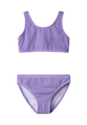 Maillot de bain deux pièces texturé couleur lavande avec un crop top à encolure dégagée et un bas de bikini taille haute assorti.