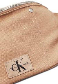 Calvin Klein Jeans SPORT ESSENTIALS WAISTBAG - Bolsa de cintura - savannah tan