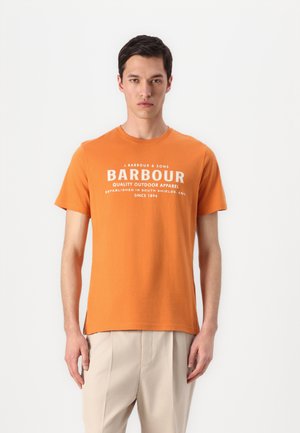 Orange Baumwoll-T-Shirt mit kurzen Ärmeln, Rundhalsausschnitt und weißem Drucktext, der Marken- und Qualitätsdetails zeigt. Dezente Seitenschlitze.