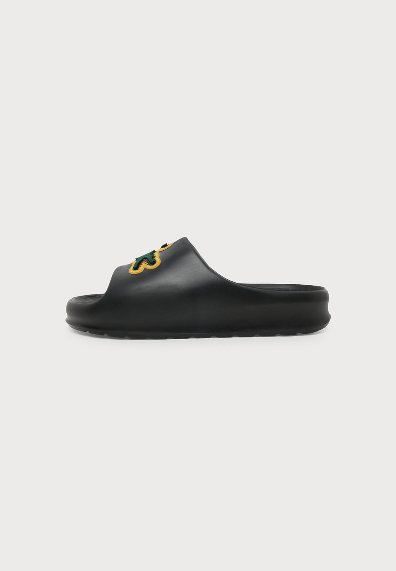 Μαύρο σανδάλι τύπου slip-on με παχιά σόλα και κεντητό πράσινο και κίτρινο σχέδιο δράκου στο πάνω λουράκι.