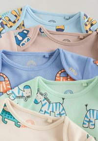 Päť rôznych detských tričiek vyrobených z mäkkej bavlny. Sú zdobené zvieracími motívmi v modrej, zelenej, ružovej a béžovej farbe, s farebnými detailmi a rebrovanými výstrihmi.