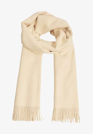 Écharpe en laine beige douce avec extrémités frangées, enroulée lâchement en boucle sur un fond blanc.