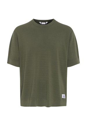 T-shirt olive vert à manches courtes, en tissu doux, avec un col rond et un petit détail d'étiquette en bas à gauche.