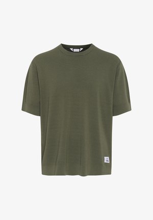 Oliven grøn kortærmet T-shirt, lavet af blødt stof, med rund halsudskæring og en lille labeldetalje på nederste venstre side.