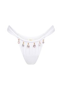 Bas de bikini blanc avec une texture froncée, présentant cinq bijoux en forme de goutte d'eau avec des accents dorés le long de la taille.