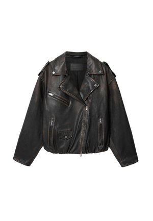 Czarna skórzana kurtka motocyklowa z asymetrycznym suwakiem, zamkami na kieszeniach na piersi i bokach, klapką na zatrzask oraz pagonami na ramionach.