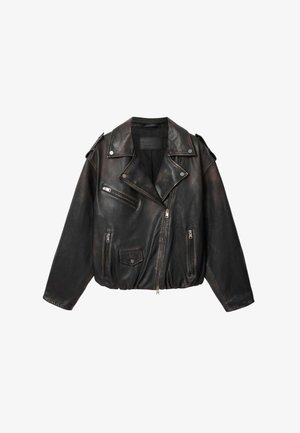 Czarna skórzana kurtka motocyklowa z asymetrycznym suwakiem, zamkami na kieszeniach na piersi i bokach, klapką na zatrzask oraz pagonami na ramionach.