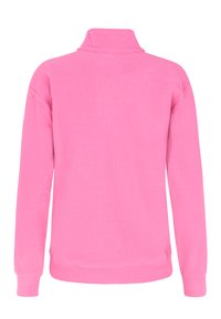 Fleece-pulloveri kirkkaan vaaleanpunaisena, jossa on korkea kaulus, pitkät hihat ja ribbipintakuvio. Yksinkertainen muotoilu ilman näkyviä logoja tai kuvioita.