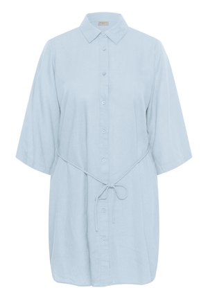 Rochie cămașă albastru deschis, cu nasturi, mâneci trei sferturi, guler și curea de talie legată.