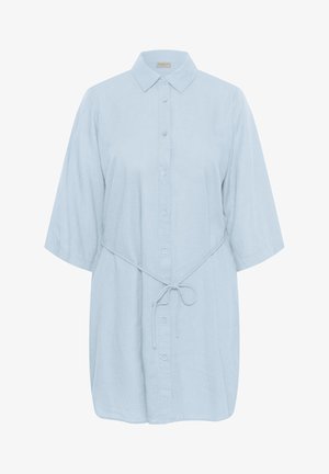 Robe chemise bleu clair avec manches trois-quarts, col et ceinture à nouer à la taille.