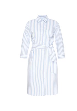 Robe-chemise à manches longues avec rayures verticales bleu clair et blanches, boutonnage sur le devant, col et ceinture nouée à la taille sur le côté droit.