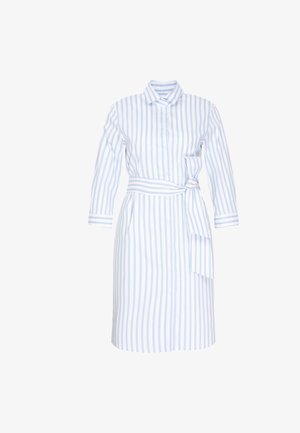 Robe-chemise à manches longues avec rayures verticales bleu clair et blanches, boutonnage sur le devant, col et ceinture nouée à la taille sur le côté droit.