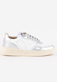Sneaker bianco e argento con tomaia in pelle liscia, punta tonda, suola leggera e dettagli testurizzati sui lati e sulla linguetta. Logo del marchio sul tallone.