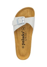 Weiße synthetische Riemensandale mit verstellbarem metallischen Schnallenverschluss, strukturiertem Riemen und einer konturierten, braunen Einlegesohle mit Markenlogo.